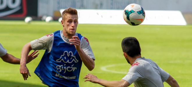 Álex Barrera, durante un entrenamiento en El Molinón. (FOTO: Rodrigo Medina).