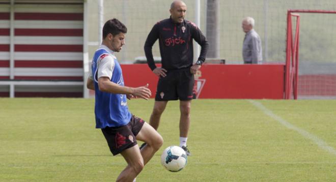 Canella, en un entrenamiento con Abelardo al fondo. (FOTO: Rodrigo Medina).