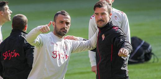 López Garai junto a Bustos, en un entrenamiento con el Sporting. (FOTO: Rodrigo Medina).
