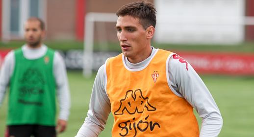 Scepovic, en un entrenamiento del Sporting. (FOTO: Rodrigo Medina).