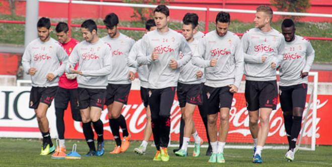 Varios futbolistas, corriendo al inicio de una sesión. (FOTO: Rodrigo Medina).