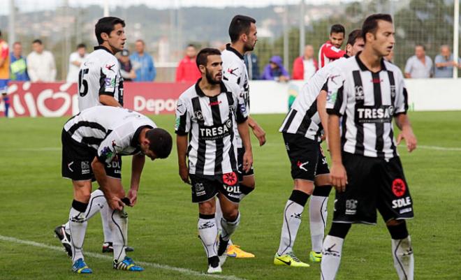 Varios jugadores del Lealtad, en un partido. (FOTO: Rodrigo Medina).