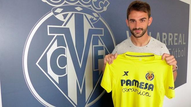 El asturiano posando con la camiseta de los villarrealenses.