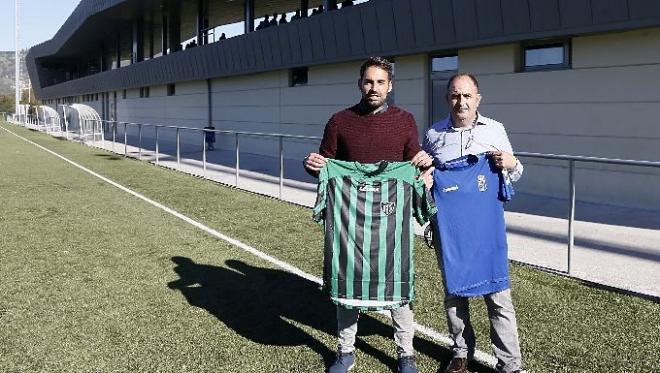 Imagen del intercambio de camisetas entre los dos clubes. (Foto: Real Oviedo).