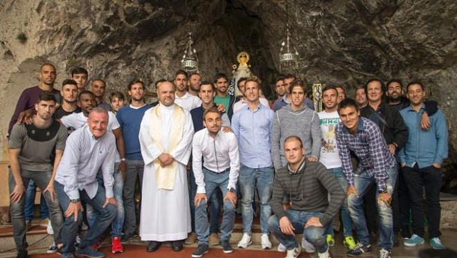 Ofrenda floral de la plantilla oviedista. (FOTO: realoviedo.es).