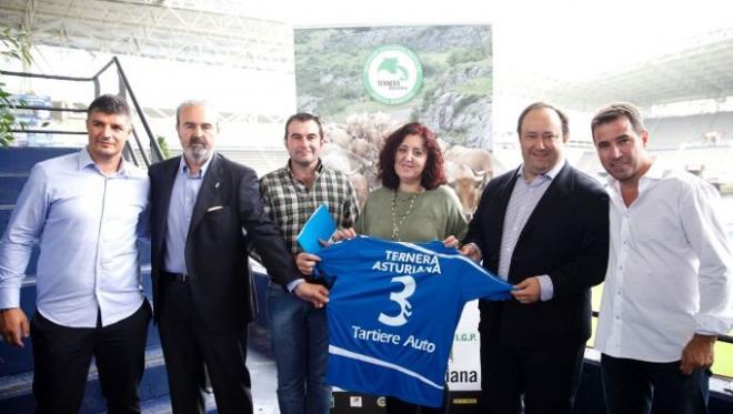 Representantes de ambas instituciones tras la firma del convenio. (FOTO: Real Oviedo)