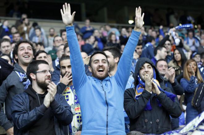 Aficionados del Oviedo en el Tartiere (Foto: Lorena Francos).