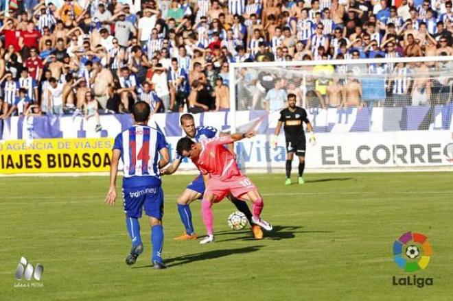 Linares aguantando la pelota.