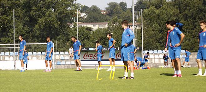 La plantilla oviedista, en una sesión de trabajo. (FOTO: Lorena Francos).