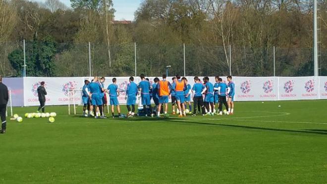 Los jugadores del Oviedo se entrenan en Requexón