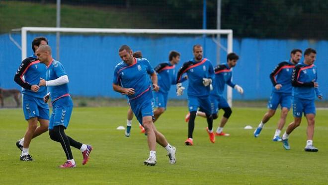 Los jugadores entrenándose en El Requexón. (Foto: Real Oviedo).