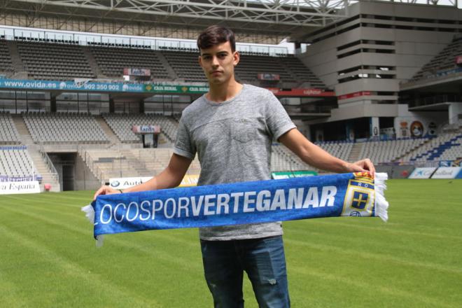 El jugador posa con la bufanda oviedista.