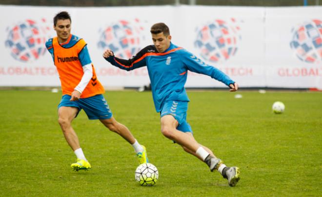 Christian Rivera junto a Vila en un entrenamiento con el Oviedo en la temporada 2015/16 (Foto: Lorena Francos).