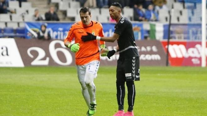 El portero saliendo el pasado sábado del campo. (Foto: Real Oviedo).