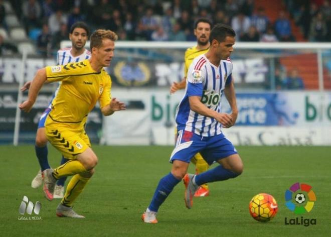 Susaeta corre sobre el césped de El Toralín. (FOTO: La Liga)