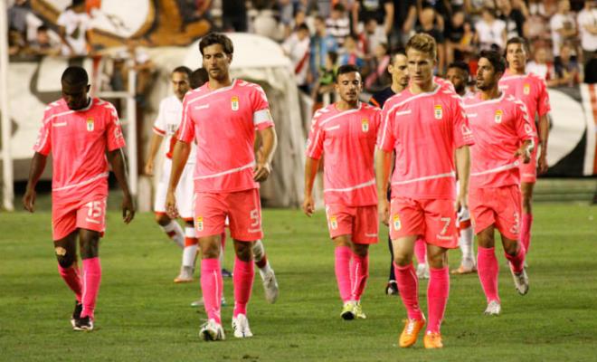 Los jugadores oviedistas el pasado sábado en Vallecas. (Foto: Lorena Francos).