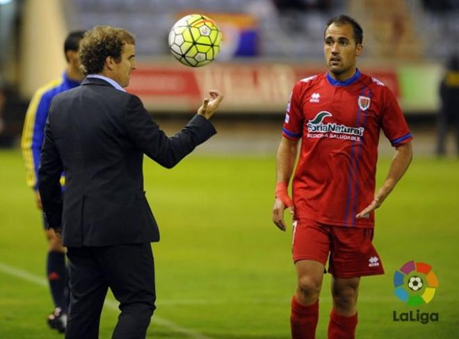 El técnico rojillo en un encuentro liguero.