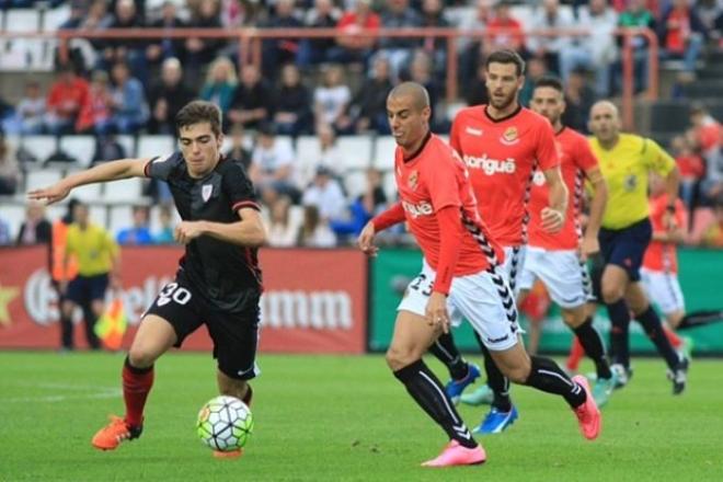 Córdoba pugna por la pelota en el Nou Estadi.