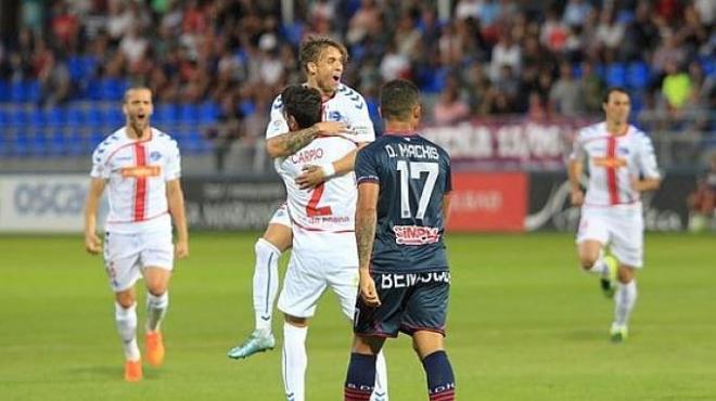 Imagen del último partido de los albiazules con el Huesca. (Foto: El Comercio).