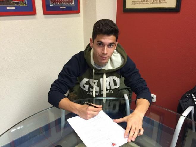 El futbolista firmando el contrato. (Foto: CD Numancia).