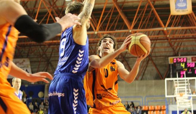 Bassas, en una acción del partido. (FOTO: OCB).