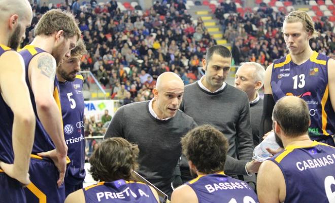 Carles Marco, con sus jugadores, en un tiempo muerto. (FOTO: OCB).