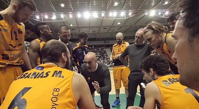 Carles Marco, con sus jugadores, en un tiempo muerto. (FOTO: OCB).