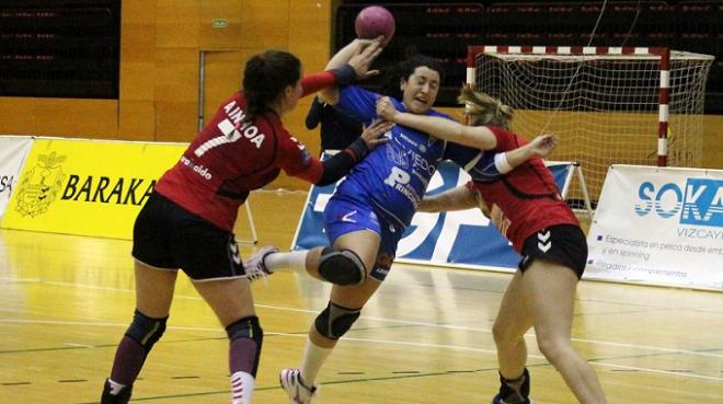 Nuria, en una acción del partido. (FOTO: OBF).