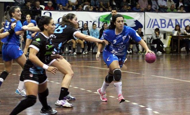 Nuria, en una acción del partido. (FOTO: OBF).