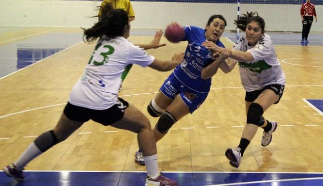 Nuria, en una acción del partido. (FOTO: OBF).