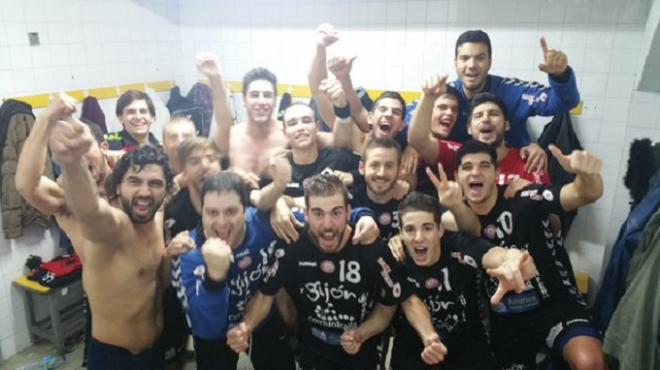 Los jugadores del Juanfersa, celebrando la victoria. (FOTO: ABGJ).