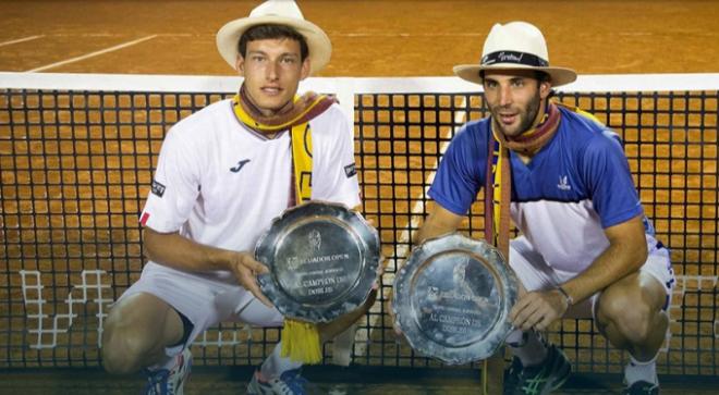 Pablo Carreño, junto a Durán, con el trofeo del ATP de Quito.