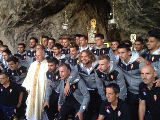 La plantilla, en Covadonga. (FOTO: A. M.).