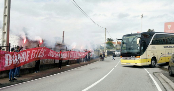 La salida del autocar rojiblanco. (FOTO: Ps_La1905).