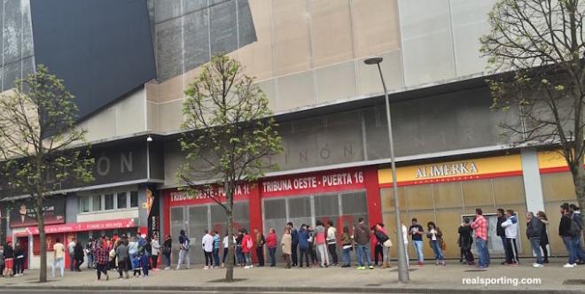 Imagen de los aficionados en las taquillas de El Molinón (Foto: Real Sporting).