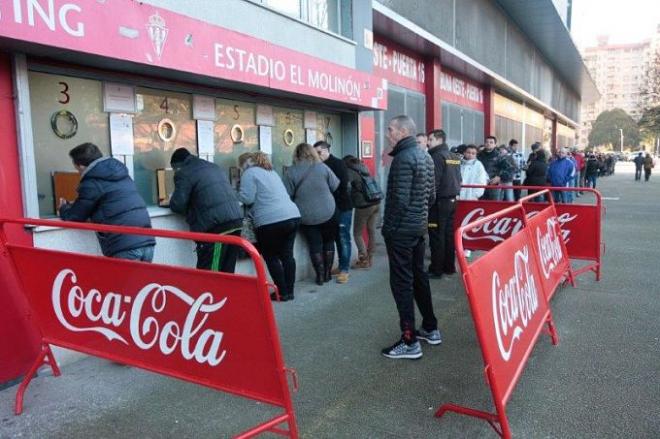 Los aficionados sportinguistas comprando entradas.