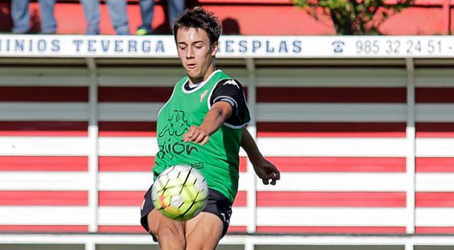 Pedro Díaz, en un entrenamiento con el primer equipo. (FOTO: Rodrigo Medina).