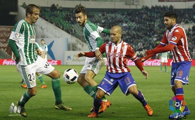 Lora, en una acción del partido.