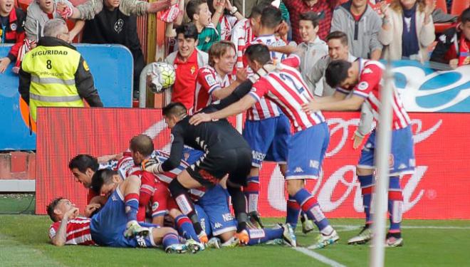 Los jugadores rojiblancos celebran uno de los goles del encuentro ante el Villarreal.