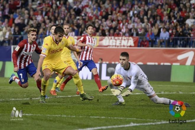 Cuéllar, detiene un balón durante el partido.