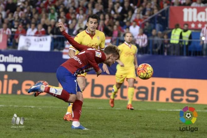 Griezmann cabecea el balón en el único gol del partido.