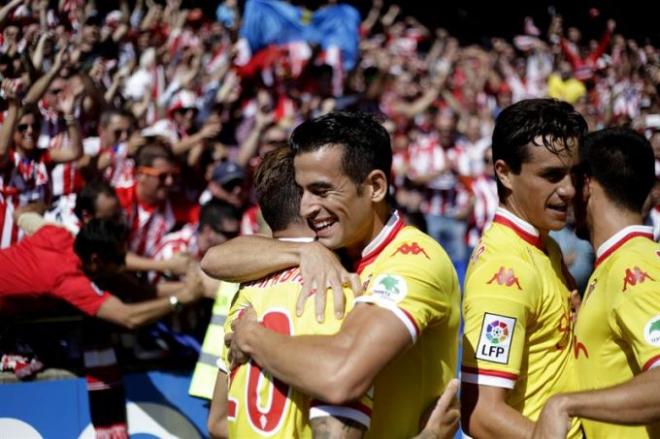 Luis Hernández abraza a Sanabria tras un gol.