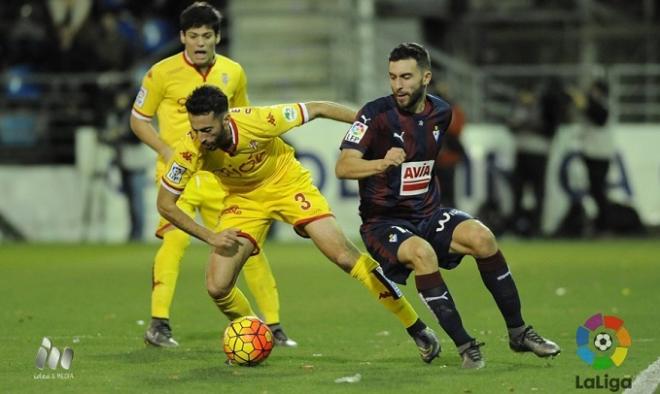 Una acción del partido frente al Eibar.