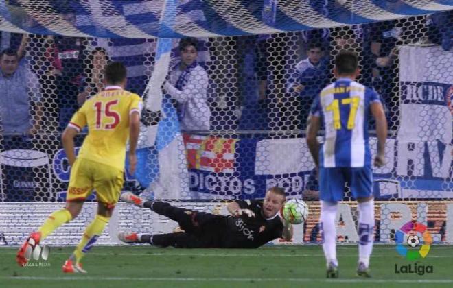 Alberto García en el momento que detiene el penalti.