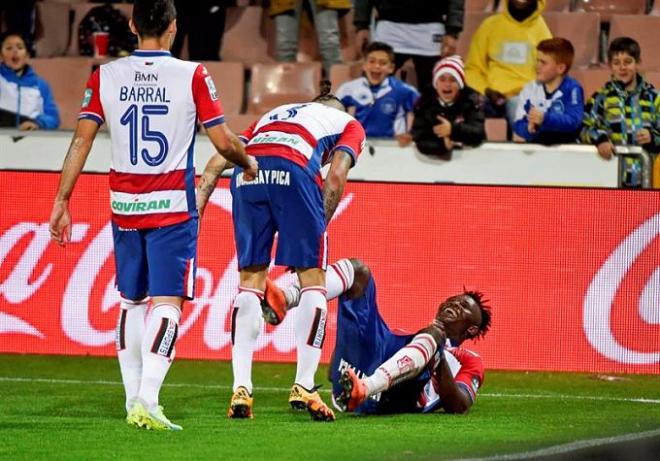 David Barral, a la izquierda de la imagen, durante el partido. (Foto: EFE).