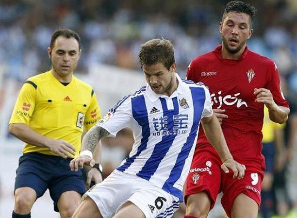 Guerrero lucha por hacerse con el balón.