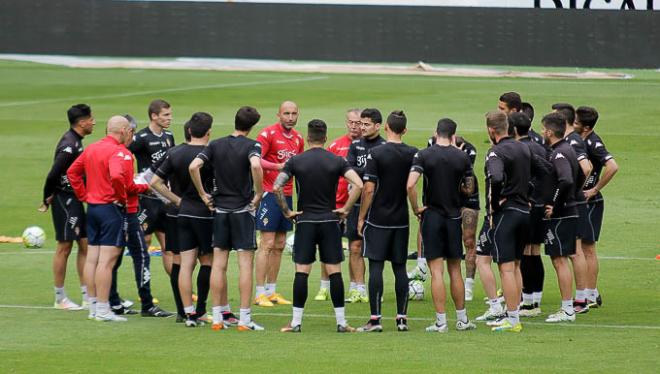 La plantilla, en un entrenamiento. (FOTO: Rodrigo Medina).