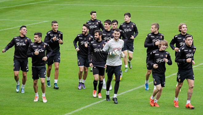 Los futbolistas durante un entrenamiento.