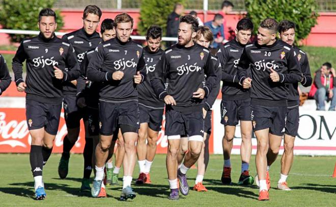 El Sporting de Gijón, en un entrenamiento. (FOTO: Rodrigo Medina).