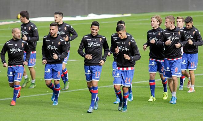 Varios jugadores, corriendo en El Molinón. (FOTO: Rodrigo Medina).